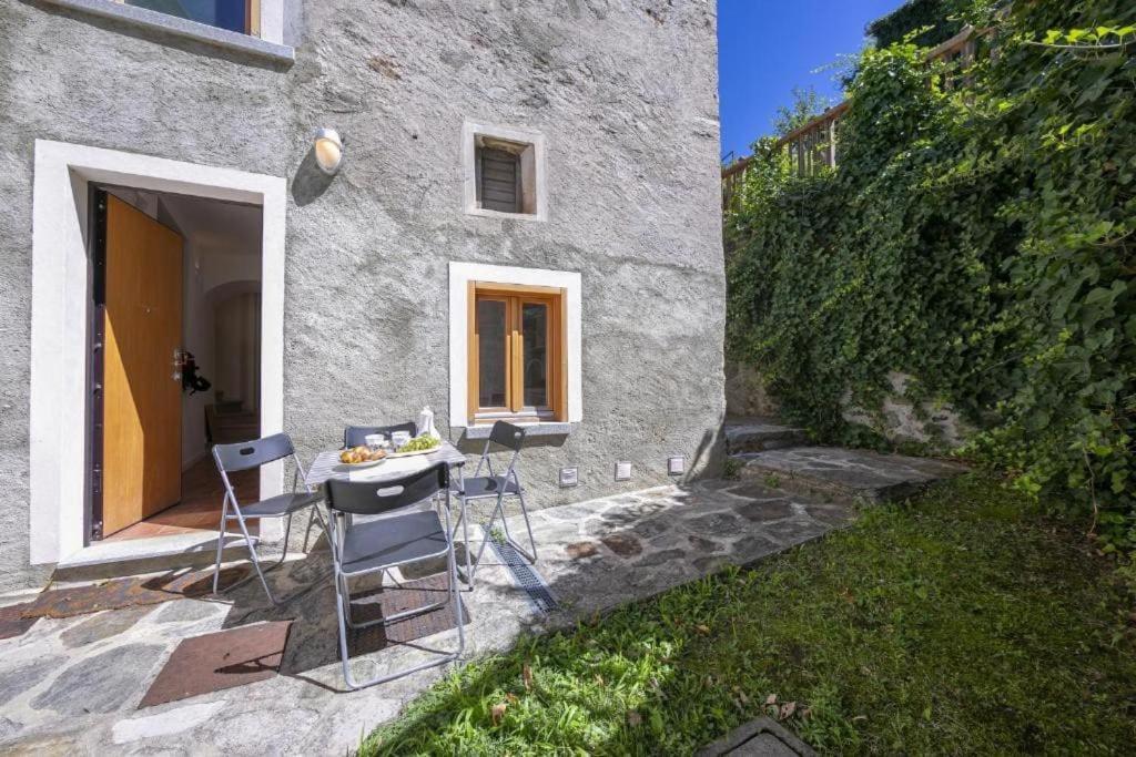 Poolside Apartment Cristina Bellano Exteriör bild
